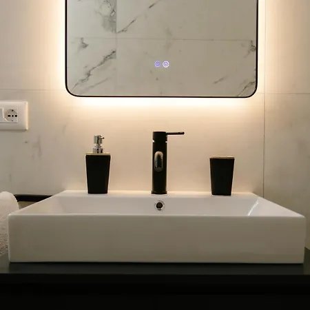 アパート Urban Serenity Skyline View 1 ティラナ