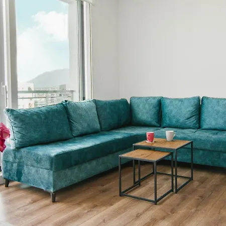 Urban Serenity Skyline View 1 ティラナ