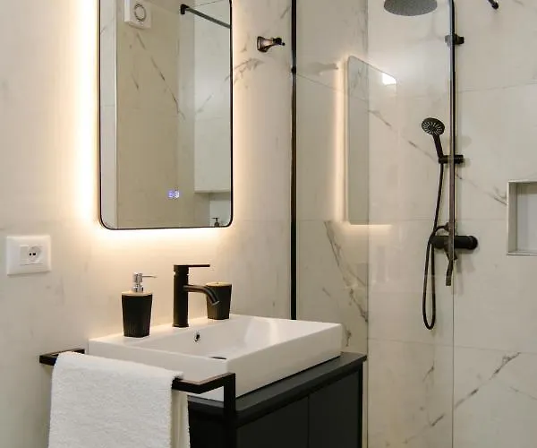 Urban Serenity Skyline View 1 * ティラナ