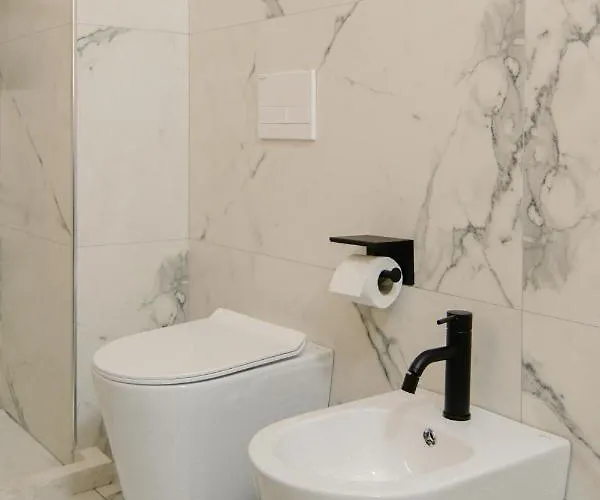 Urban Serenity Skyline View 1 アパート