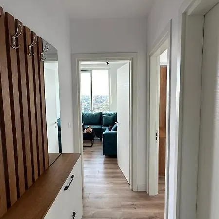 Urban Serenity Skyline View 1 Apartament