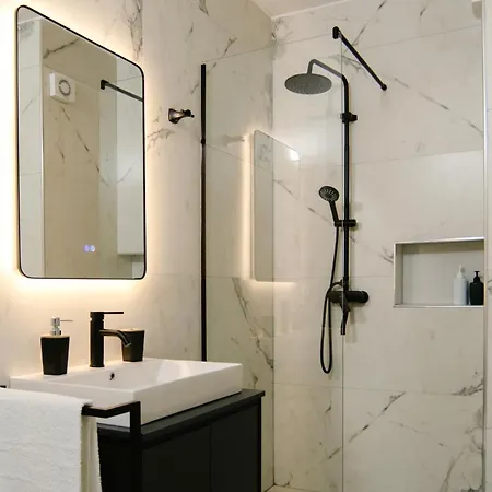 Urban Serenity Skyline View 1 Apartament