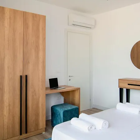 Urban Serenity Skyline View 1 Apartament