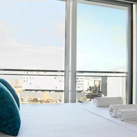 Urban Serenity Skyline View 1 Apartament