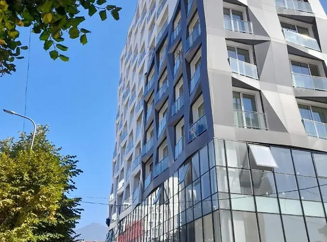 Urban Serenity Skyline View 1 아파트