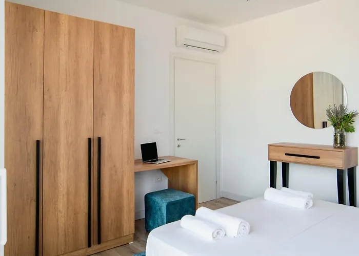 Urban Serenity Skyline View 1 아파트