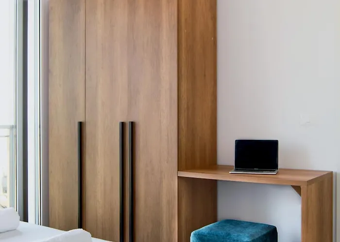 Urban Serenity Skyline View 1 아파트